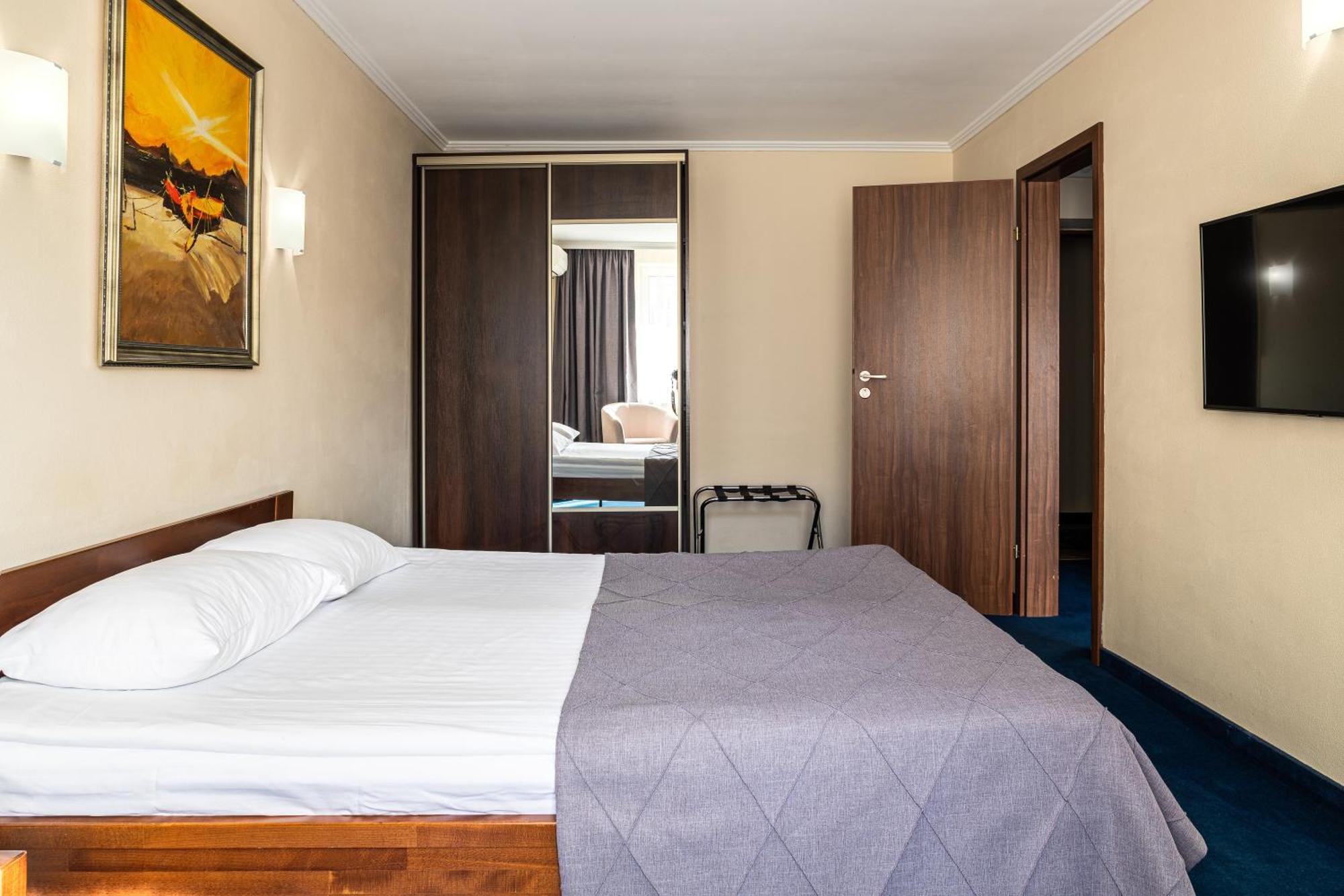 Sonata Hotel & Restaurant "Готель Соната" Lviv Bilik gambar